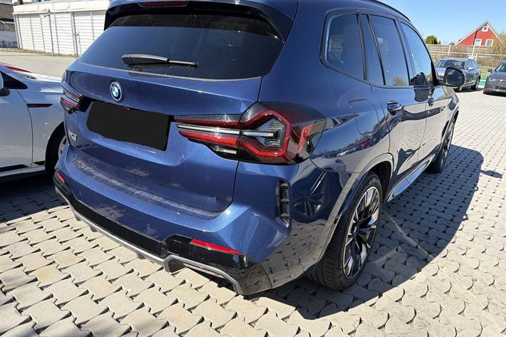 Blå BMW iX3 fra 2023