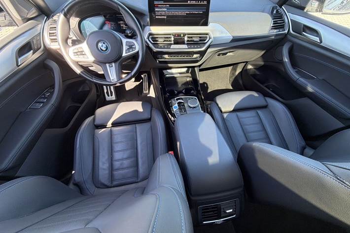 Blå BMW iX3 fra 2023