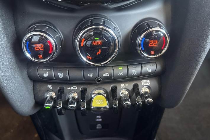 Rød Mini Cooper SE fra 2023