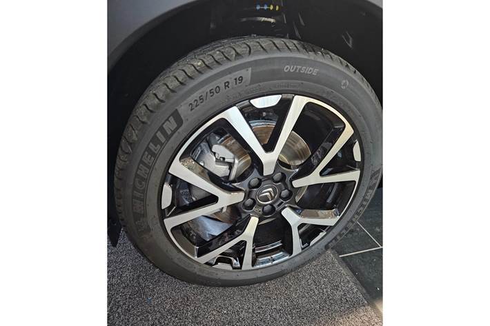 Grå Citroën C5 Aircross fra 2023