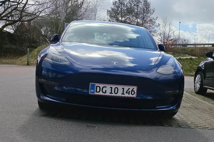 Blå Tesla Model 3 fra 2022