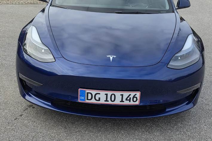 Blå Tesla Model 3 fra 2022