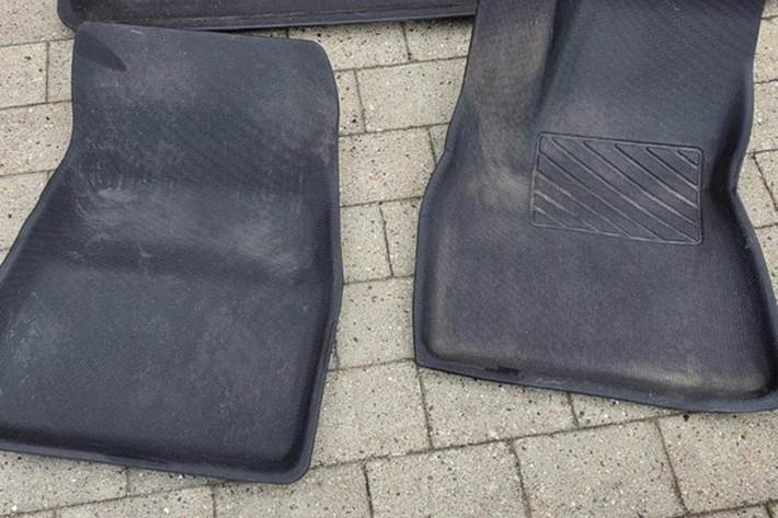 Blå Tesla Model 3 fra 2022