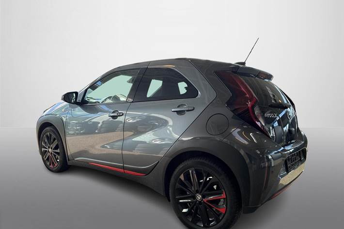 Grå Toyota Aygo X fra 2023