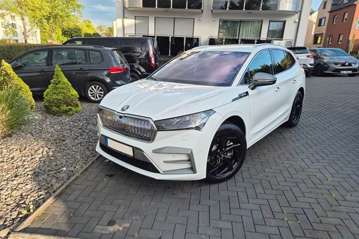 Hvid Skoda Enyaq fra 2024