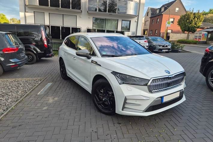 Hvid Skoda Enyaq fra 2024