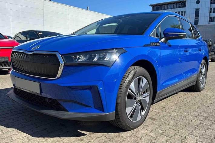 Blå Skoda Enyaq fra 2023