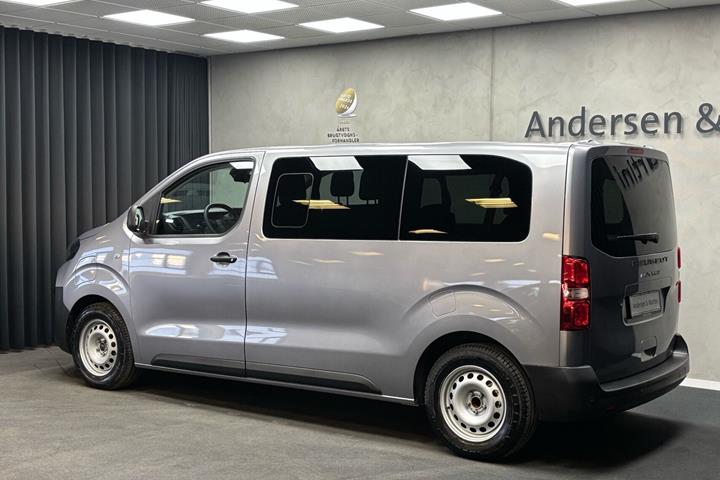Grå Peugeot e-Traveller fra 2024