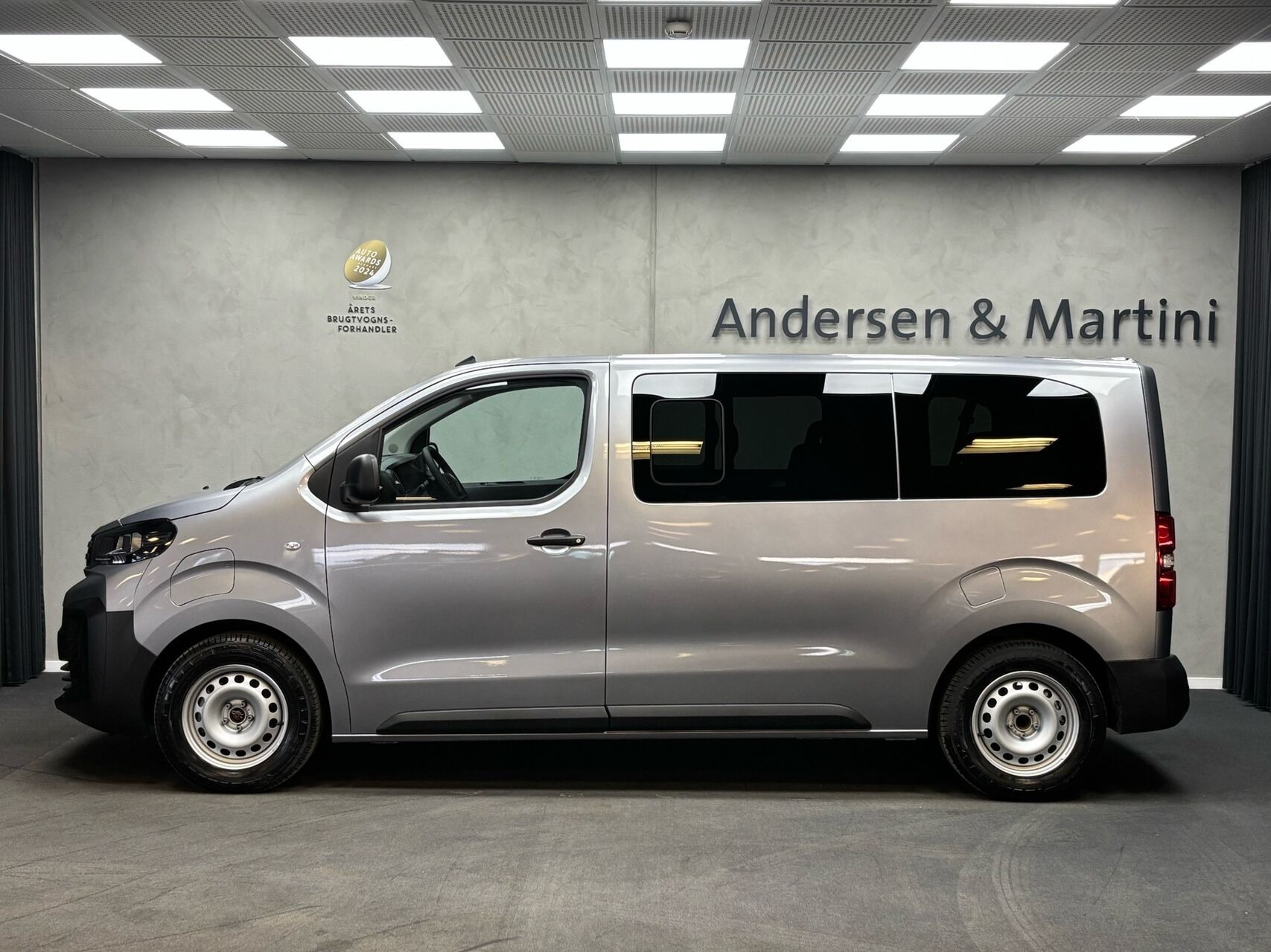 Grå Peugeot e-Traveller fra 2024
