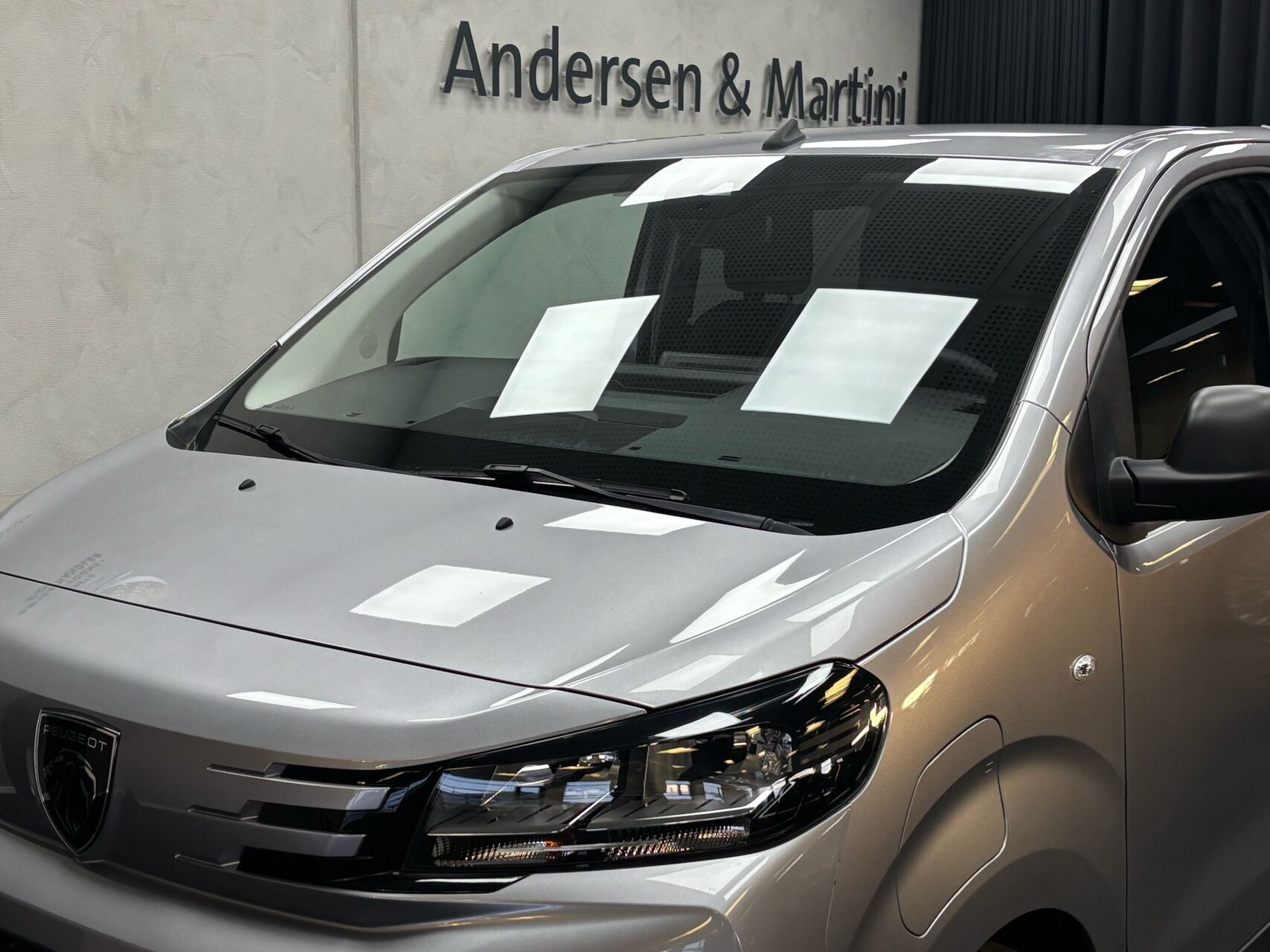 Grå Peugeot e-Traveller fra 2024