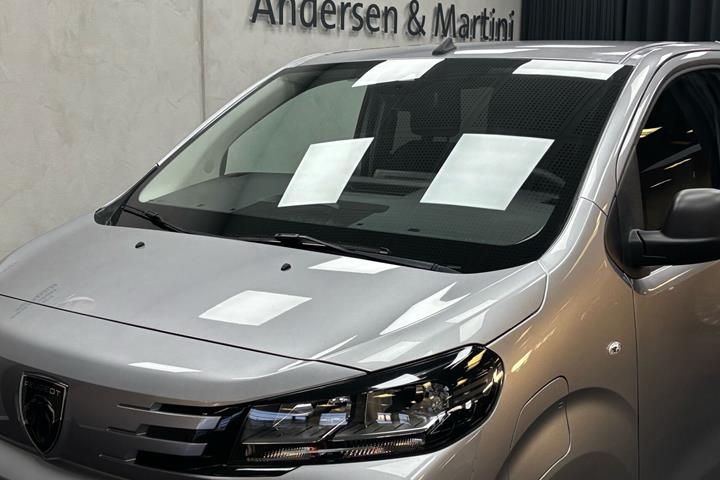Grå Peugeot e-Traveller fra 2024
