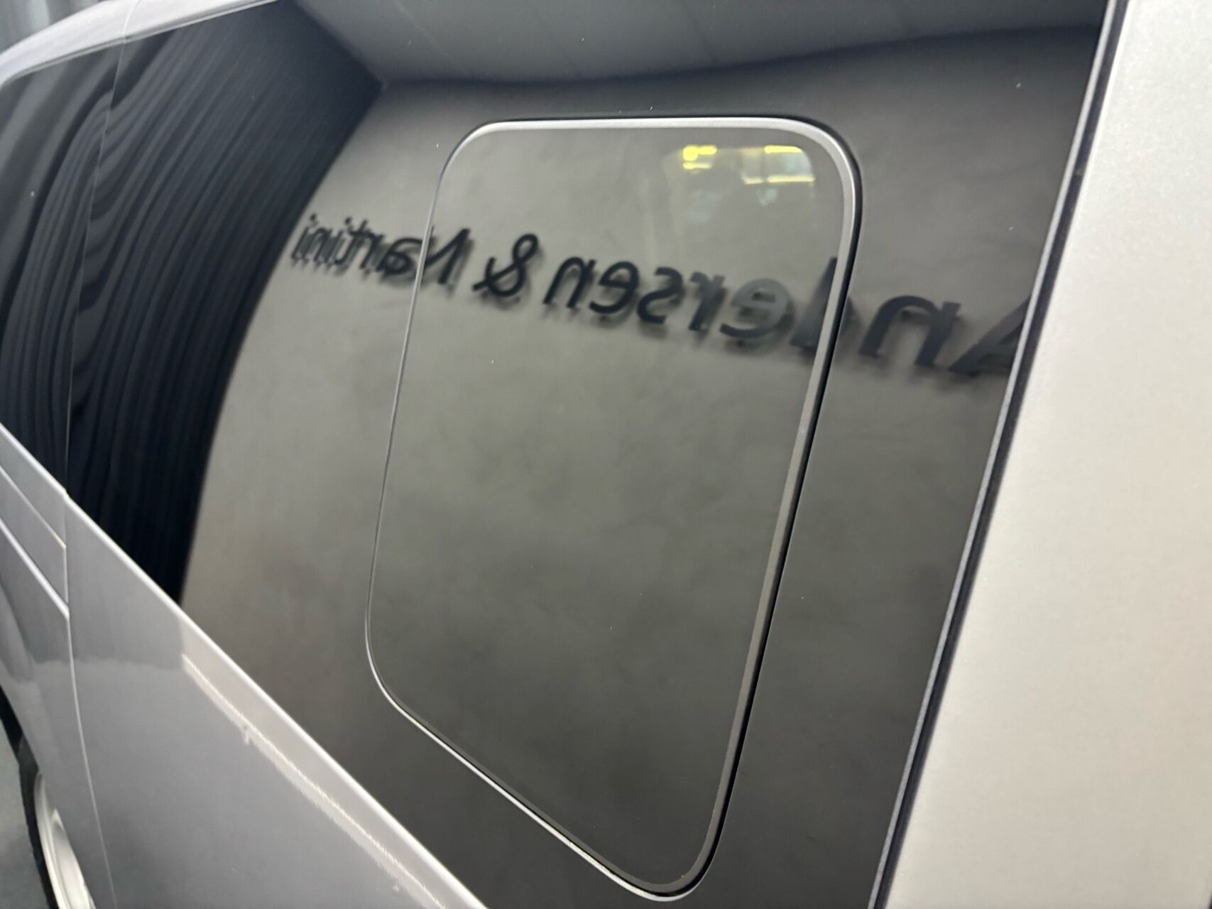 Grå Peugeot e-Traveller fra 2024