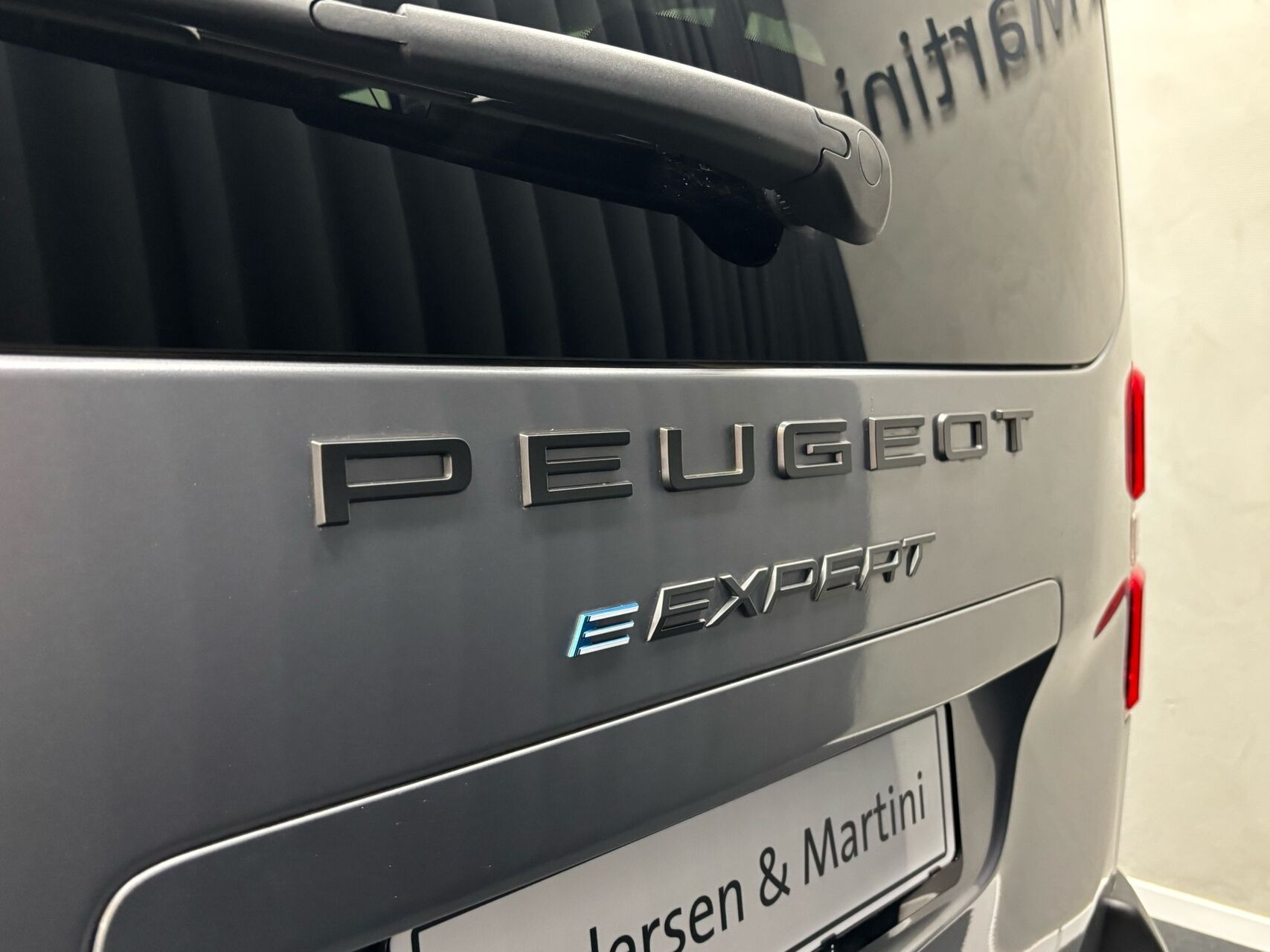 Grå Peugeot e-Traveller fra 2024