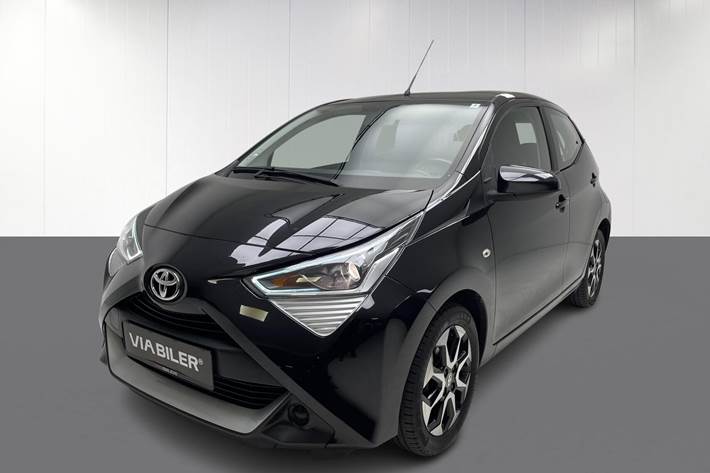 Sort Toyota Aygo fra 2018 set udefra