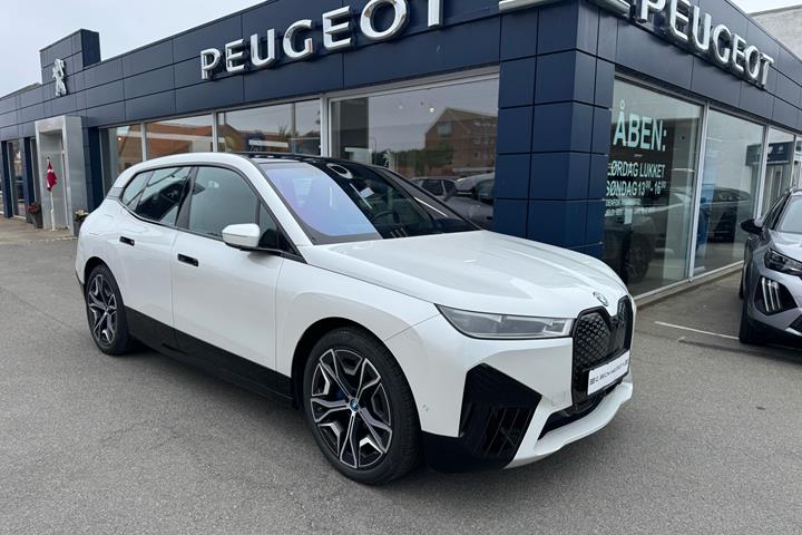 Hvid BMW iX fra 2023 set udefra