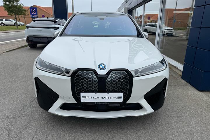 Hvid BMW iX fra 2023