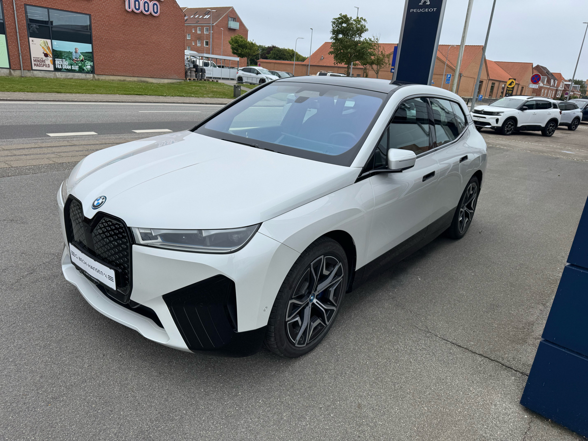 Hvid BMW iX fra 2023