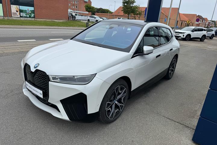 Hvid BMW iX fra 2023