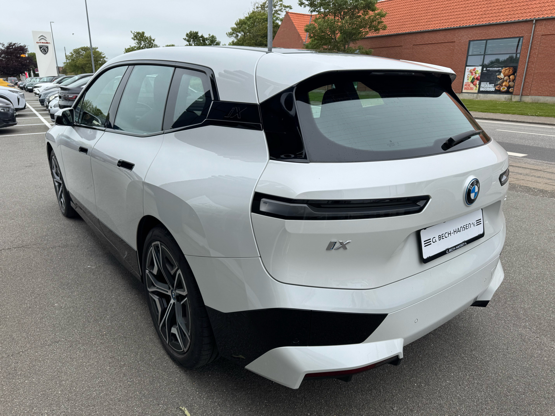 Hvid BMW iX fra 2023