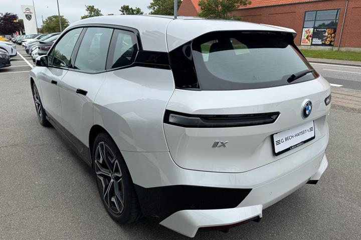 Hvid BMW iX fra 2023