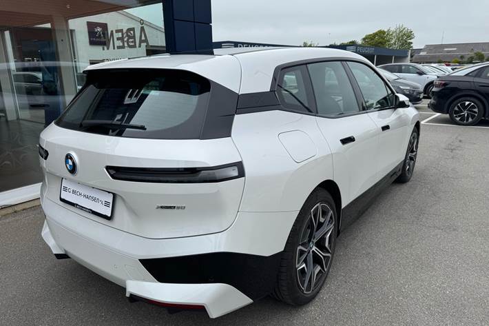 Hvid BMW iX fra 2023
