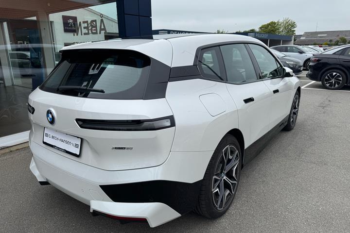 Hvid BMW iX fra 2023