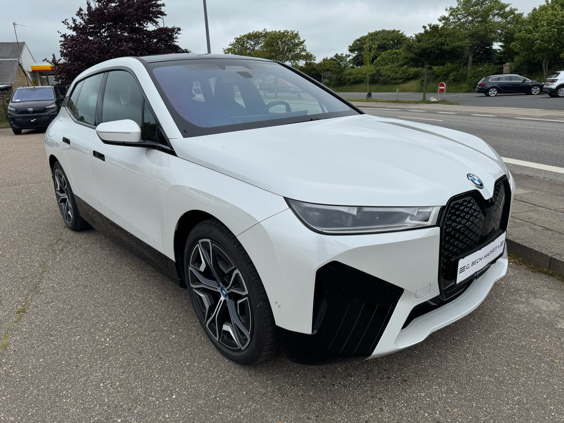 Hvid BMW iX fra 2023
