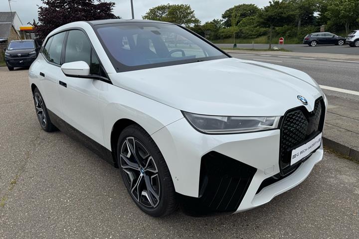 Hvid BMW iX fra 2023