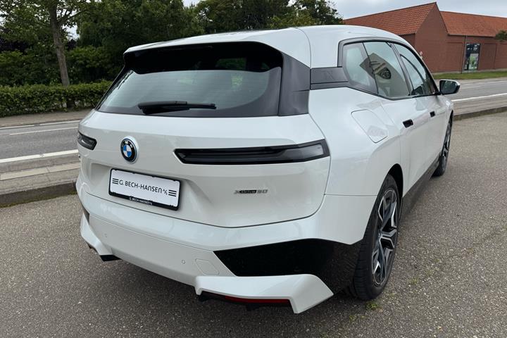 Hvid BMW iX fra 2023