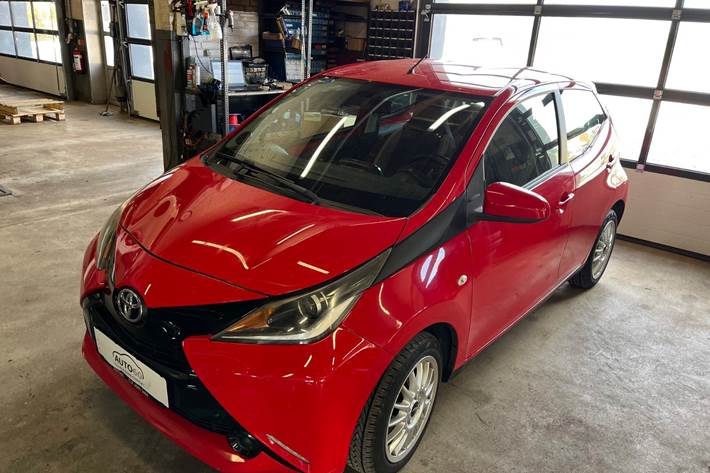 Rød Toyota Aygo fra 2016