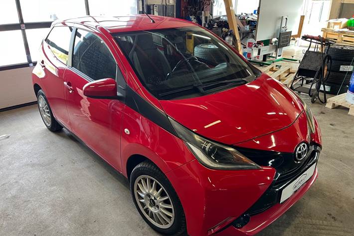 Rød Toyota Aygo fra 2016