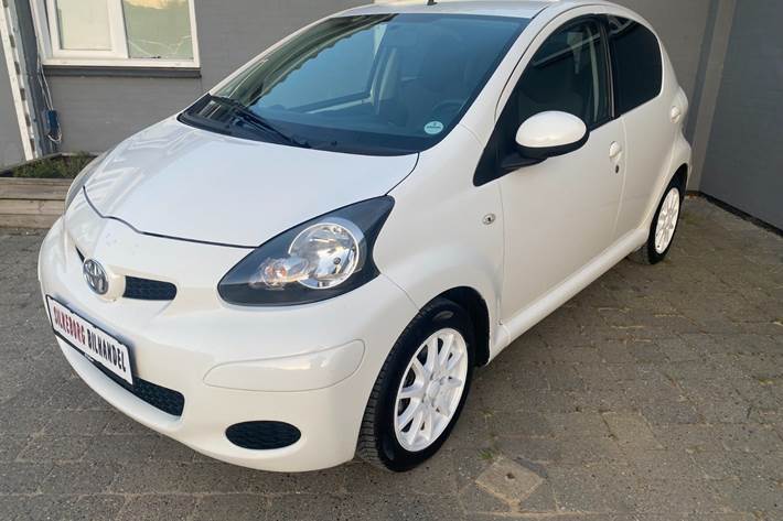 Hvid Toyota Aygo fra 2010