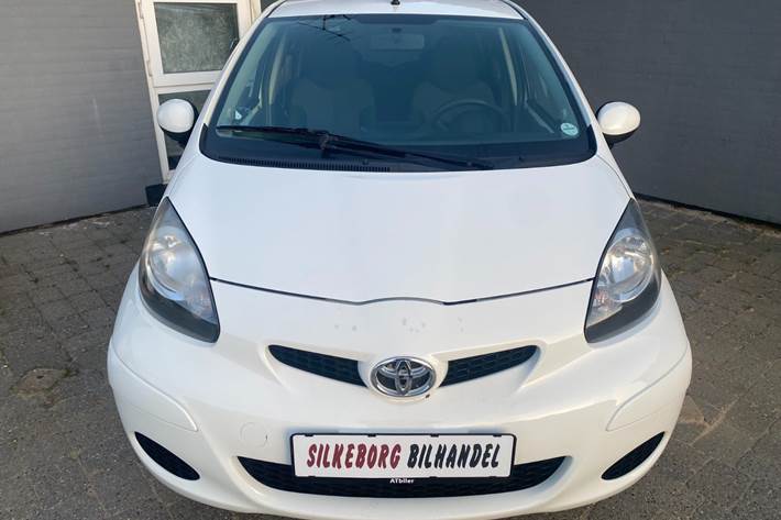 Hvid Toyota Aygo fra 2010