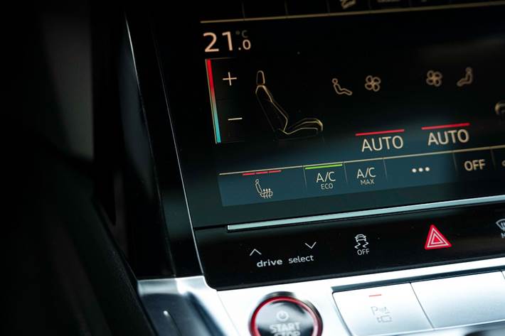 Blå Audi e-tron S fra 2022