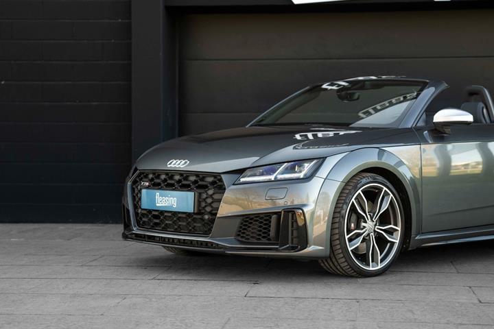 Grå Audi TTS fra 2019 set udefra