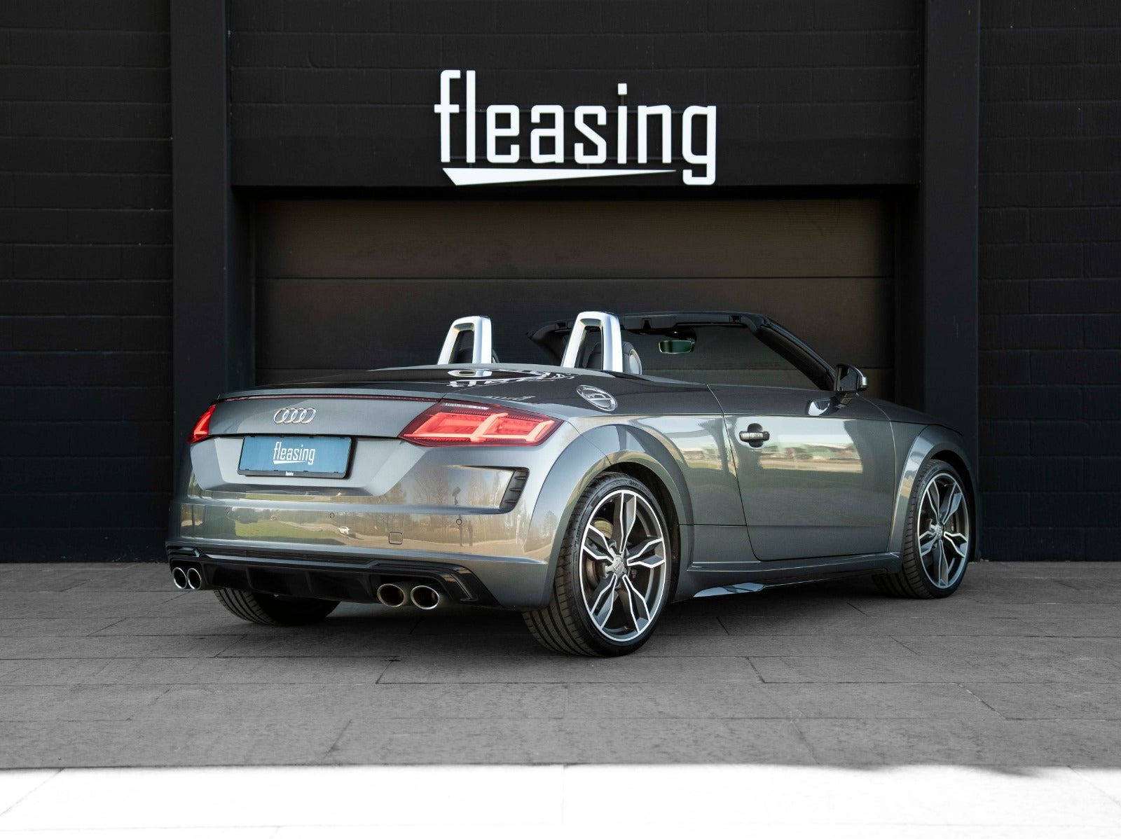 Grå Audi TTS fra 2019 set udefra