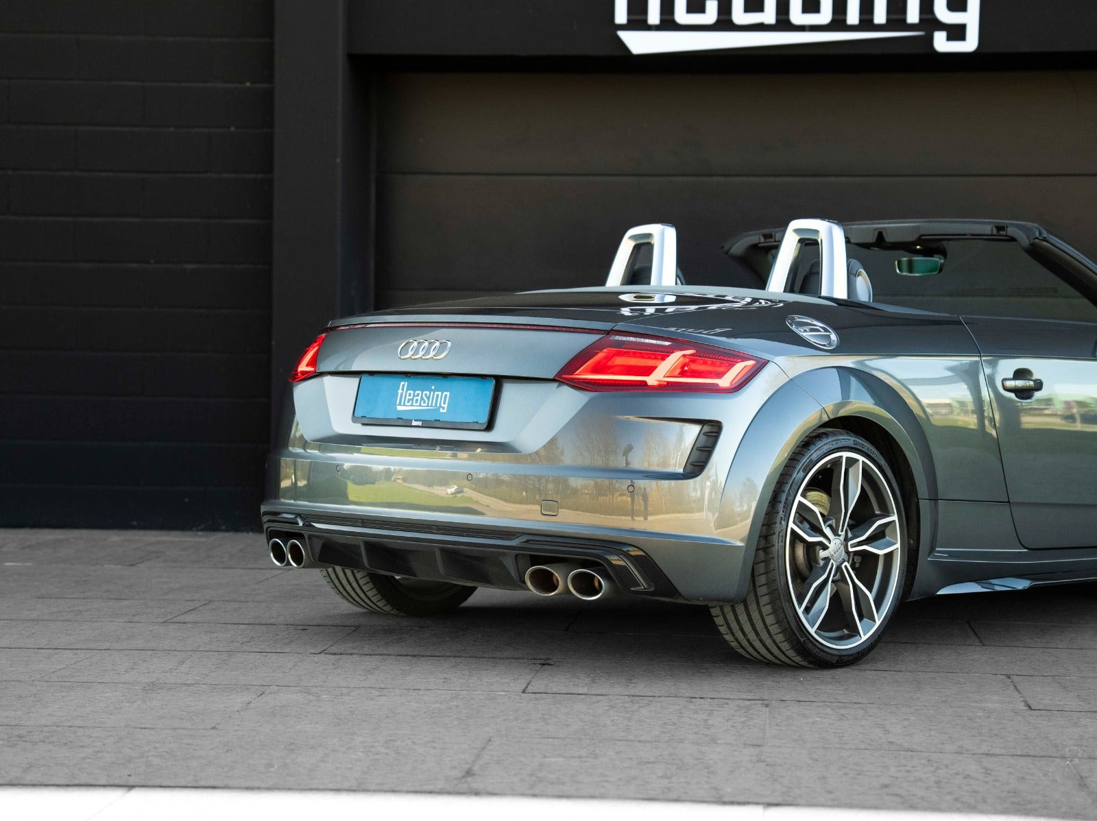 Grå Audi TTS fra 2019 set udefra