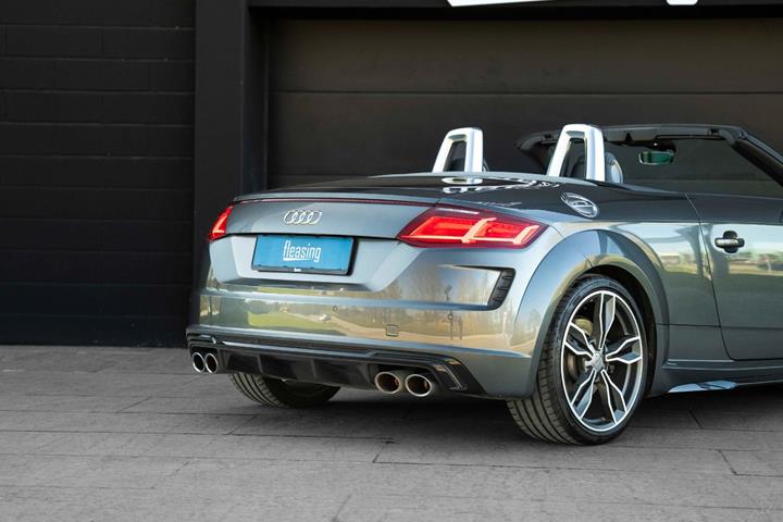 Grå Audi TTS fra 2019 set udefra