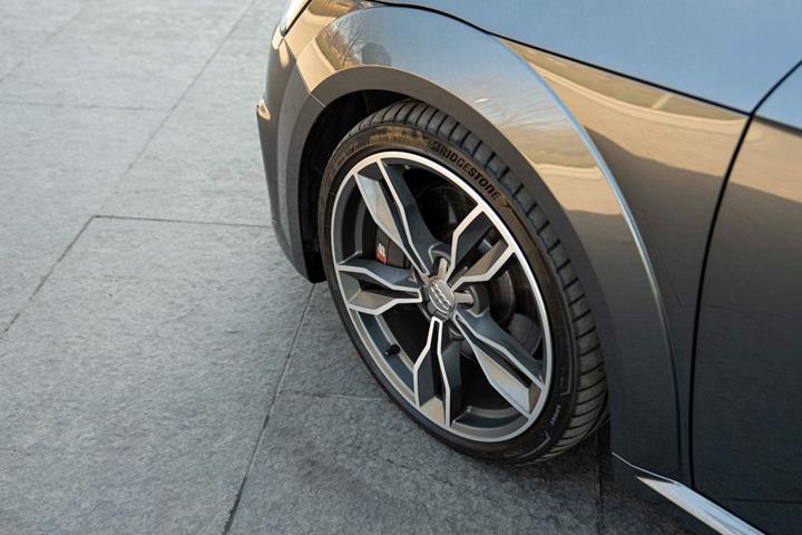 Grå Audi TTS fra 2019 set udefra