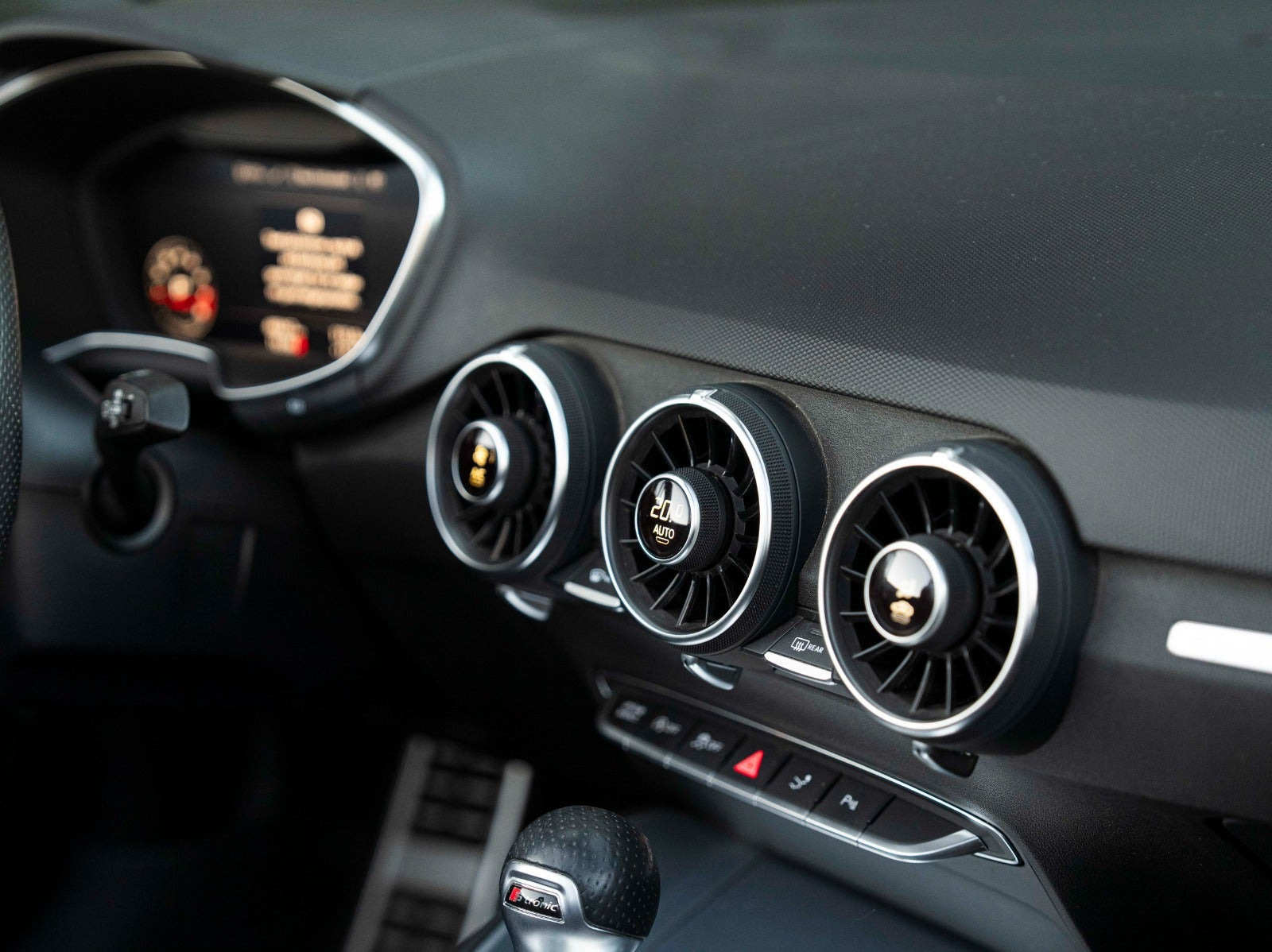 Grå Audi TTS fra 2019 set indefra