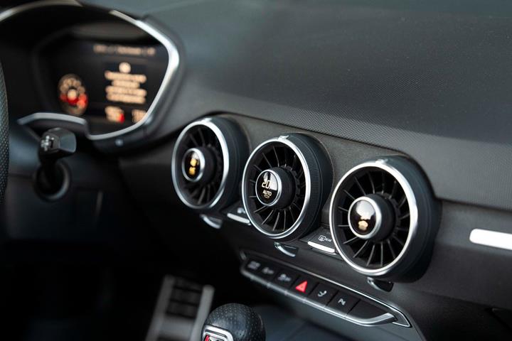 Grå Audi TTS fra 2019 set indefra