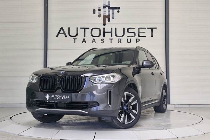 Grå BMW iX3 fra 2021