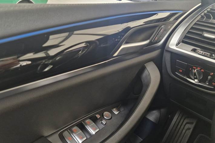 Grå BMW iX3 fra 2021