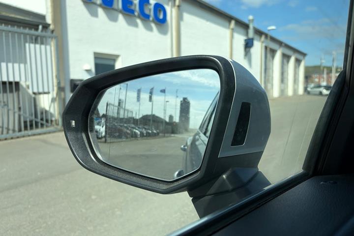 Grå Audi Q3 fra 2020