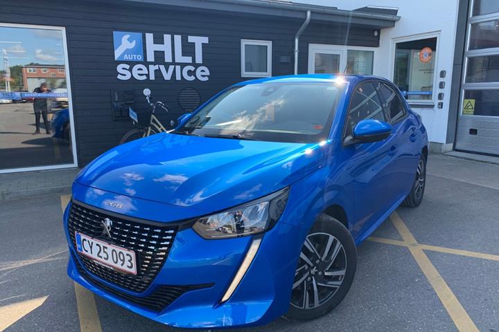 Blå Peugeot 208 fra 2021 set udefra