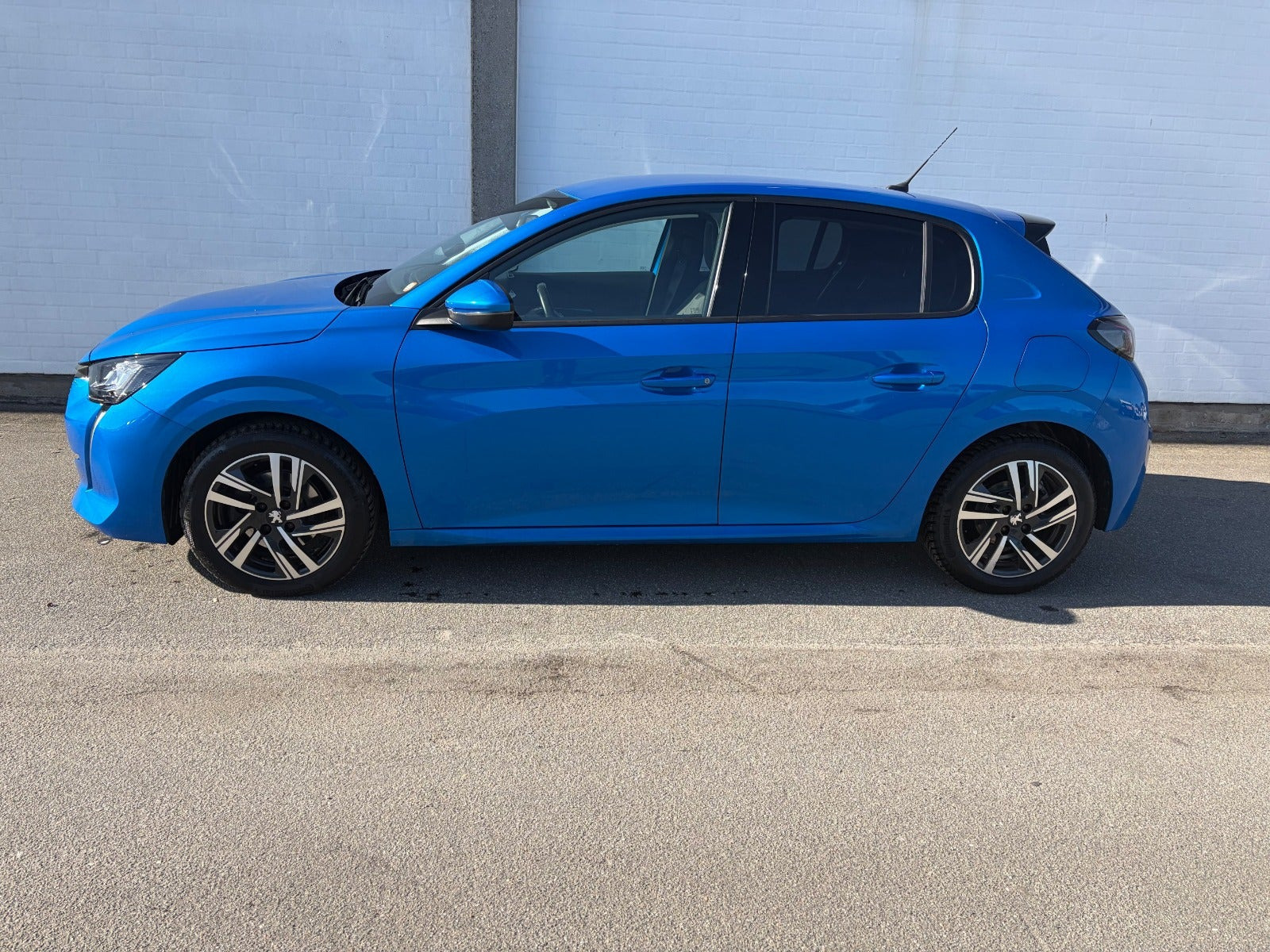 Blå Peugeot 208 fra 2021