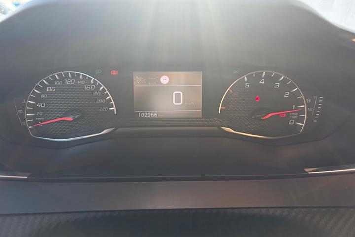 Blå Peugeot 208 fra 2021