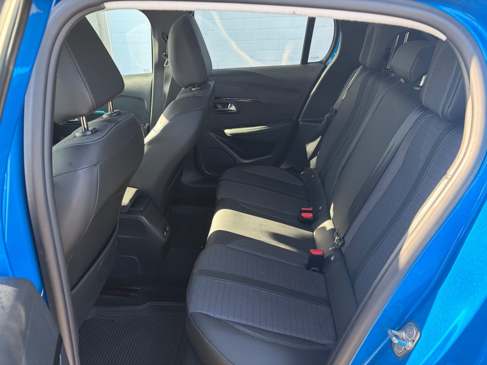 Blå Peugeot 208 fra 2021