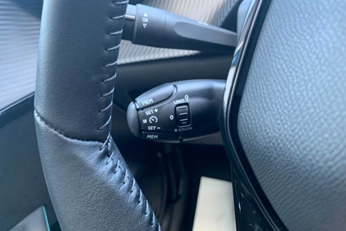 Blå Peugeot 208 fra 2021