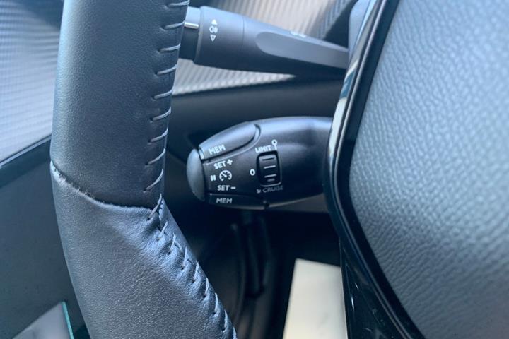 Blå Peugeot 208 fra 2021